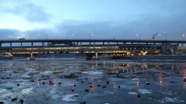 Moskova Nehri, Luzhnetskaya Köprüsü (Metro Köprüsü) bir kış akşamında. Moscow, Rusya Federasyonu