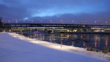 Moskova Nehri, Luzhnetskaya Köprüsü (Metro Köprüsü) bir kış akşamında. Moscow, Rusya Federasyonu