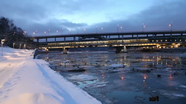 Moskva River Luzhnetskaya Bridge Ponte Della Metropolitana Una Serata Invernale — Video Stock