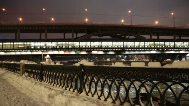 Ποταμός Moskva Luzhnetskaya Γέφυρα Μετρό Για Ένα Χειμωνιάτικο Απόγευμα Μόσχα — Αρχείο Βίντεο