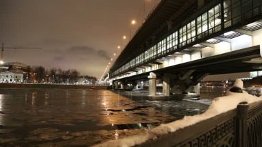 Moskova Nehri, Luzhnetskaya Köprüsü (Metro Köprüsü) bir kış akşamında. Moscow, Rusya Federasyonu