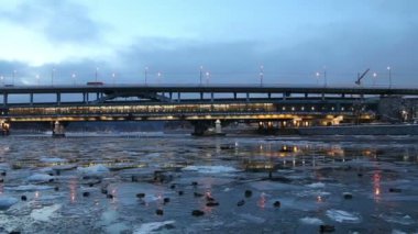 Moskova Nehri, Luzhnetskaya Köprüsü (Metro Köprüsü) bir kış akşamında. Moscow, Rusya Federasyonu
