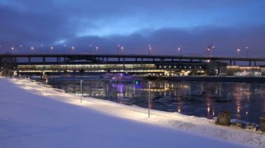 Moskova Nehri, Luzhnetskaya Köprüsü (Metro Köprüsü) bir kış akşamında. Moscow, Rusya Federasyonu