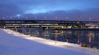 Moskova Nehri, Luzhnetskaya Köprüsü (Metro Köprüsü) bir kış akşamında. Moscow, Rusya Federasyonu