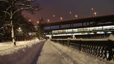 Moskova Nehri, Luzhnetskaya Köprüsü (Metro Köprüsü) bir kış akşamında. Moscow, Rusya Federasyonu