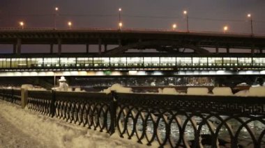 Moskova Nehri, Luzhnetskaya Köprüsü (Metro Köprüsü) bir kış akşamında. Moscow, Rusya Federasyonu