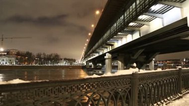 Moskova Nehri, Luzhnetskaya Köprüsü (Metro Köprüsü) bir kış akşamında. Moscow, Rusya Federasyonu