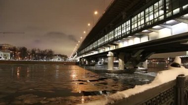 Moskova Nehri, Luzhnetskaya Köprüsü (Metro Köprüsü) bir kış akşamında. Moscow, Rusya Federasyonu