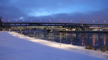 Moskova Nehri, Luzhnetskaya Köprüsü (Metro Köprüsü) bir kış akşamında. Moscow, Rusya Federasyonu