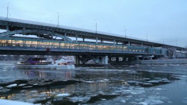 Moskova Nehri, Luzhnetskaya Köprüsü (Metro Köprüsü) bir kış akşamında. Moscow, Rusya Federasyonu