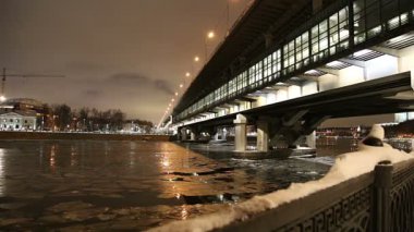 Moskova Nehri, Luzhnetskaya Köprüsü (Metro Köprüsü) bir kış akşamında. Moscow, Rusya Federasyonu