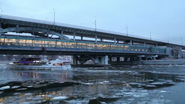 Rivier Moskva Luzhnetskaya Brug Metro Brug Een Winteravond Moskou Rusland — Stockvideo