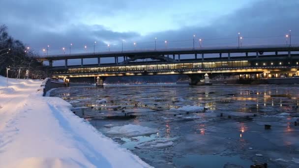 モスクワ川 冬の夜に Luzhnetskaya 地下鉄橋 モスクワ ロシア — ストック動画