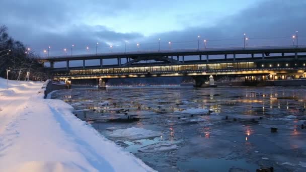 Moskva River Luzhnetskaya Bridge Ponte Della Metropolitana Una Serata Invernale — Video Stock