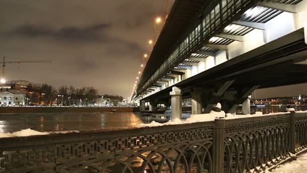 Moskvafloden Luzhnetskaya Överbryggar Metro Överbryggar Vinterkväll Moscow Ryssland — Stockvideo