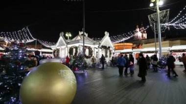Moskova, Rusya - 10 Ocak 2018: Christmas (yeni yıl tatilleri) dekorasyon Bolşoy Tiyatrosu (, büyük ya da büyük Grand Theatre, ayrıca yazıldığından Bolshoy) yakınındaki gece, Moskova, Rusya Federasyonu