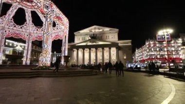 Moskova, Rusya - 10 Ocak 2018: Christmas (yeni yıl tatilleri) dekorasyon Bolşoy Tiyatrosu (, büyük ya da büyük Grand Theatre, ayrıca yazıldığından Bolshoy) yakınındaki gece, Moskova, Rusya Federasyonu