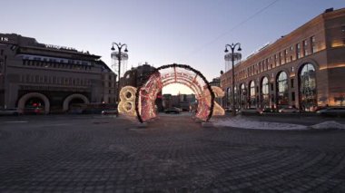 Christmas (yeni yıl tatilleri) dekorasyon Lubyanskaya (Lubyanka) kare akşamları, Moskova, Rusya Federasyonu