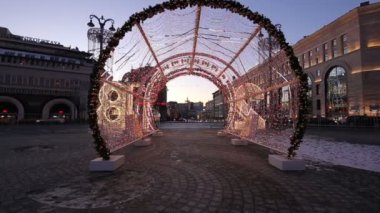 Christmas (yeni yıl tatilleri) dekorasyon Lubyanskaya (Lubyanka) kare akşamları, Moskova, Rusya Federasyonu