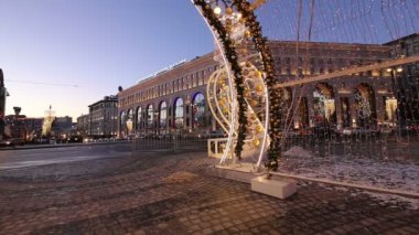 Christmas (yeni yıl tatilleri) dekorasyon Lubyanskaya (Lubyanka) kare akşamları, Moskova, Rusya Federasyonu