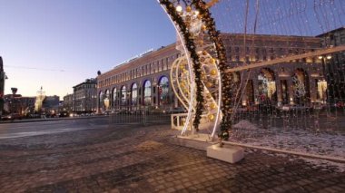 Christmas (yeni yıl tatilleri) dekorasyon Lubyanskaya (Lubyanka) kare akşamları, Moskova, Rusya Federasyonu