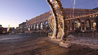 Christmas (yeni yıl tatilleri) dekorasyon Lubyanskaya (Lubyanka) kare akşamları, Moskova, Rusya Federasyonu