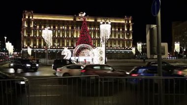 Christmas (yeni yıl tatilleri) dekorasyon Lubyanskaya (Lubyanka) kare akşamları, Moskova, Rusya Federasyonu