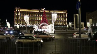 Christmas (yeni yıl tatilleri) dekorasyon Lubyanskaya (Lubyanka) kare akşamları, Moskova, Rusya Federasyonu