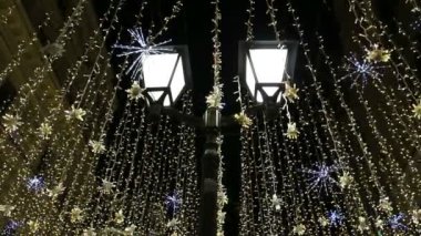 Gece, Rusya Moskova Kremlin yakınında Nikolskaya sokakta Christmas (yeni yıl tatilleri) aydınlatma  