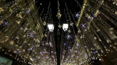 Gece, Rusya Moskova Kremlin yakınında Nikolskaya sokakta Christmas (yeni yıl tatilleri) aydınlatma  