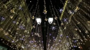 Gece, Rusya Moskova Kremlin yakınında Nikolskaya sokakta Christmas (yeni yıl tatilleri) aydınlatma  