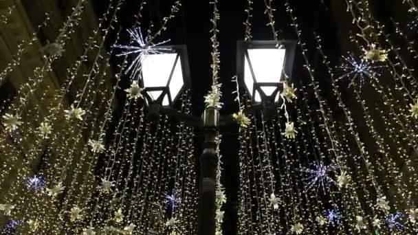 Weihnachtsbeleuchtung Auf Der Nikolskaja Straße Der Nähe Des Moskauer Kreml — Stockvideo