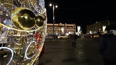 Moskova, Rusya - 09 Ocak 2018: Christmas (yeni yıl tatilleri) dekorasyon Lubyanskaya (Lubyanka) kare akşamları, Moskova, Rusya Federasyonu
