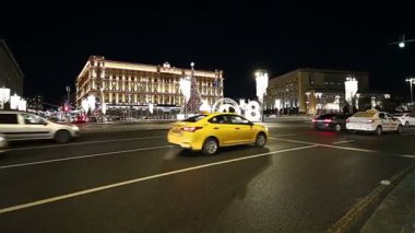 Moskova, Rusya - 09 Ocak 2018: Christmas (yeni yıl tatilleri) dekorasyon Lubyanskaya (Lubyanka) kare akşamları, Moskova, Rusya Federasyonu