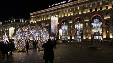 Moskova, Rusya - 09 Ocak 2018: Christmas (yeni yıl tatilleri) dekorasyon Lubyanskaya (Lubyanka) kare akşamları, Moskova, Rusya Federasyonu
