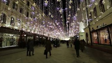 Moskova, Rusya - 09 Ocak 2018: Christmas (yeni yıl tatilleri) aydınlatma Moskova Kremlin yakınında Nikolskaya sokakta geceleri, Rusya Federasyonu  