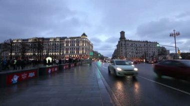 Moskova, Rusya - 07 Ocak 2018: Noel ve yeni yıl tatilleri aydınlatma ve trafik otomobil Moskova şehir merkezinde (Kremlin Tverskaya Street) gece, Rusya Federasyonu 
