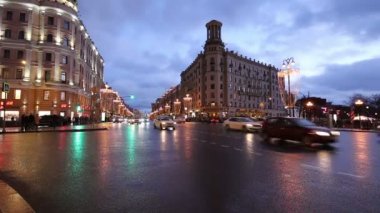 Moskova, Rusya - 07 Ocak 2018: Noel ve yeni yıl tatilleri aydınlatma ve trafik otomobil Moskova şehir merkezinde (Kremlin Tverskaya Street) gece, Rusya Federasyonu 