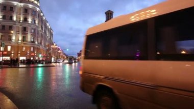 Moskova, Rusya - 07 Ocak 2018: Noel ve yeni yıl tatilleri aydınlatma ve trafik otomobil Moskova şehir merkezinde (Kremlin Tverskaya Street) gece, Rusya Federasyonu 