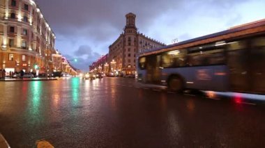 Moskova, Rusya - 07 Ocak 2018: Noel ve yeni yıl tatilleri aydınlatma ve trafik otomobil Moskova şehir merkezinde (Kremlin Tverskaya Street) gece, Rusya Federasyonu 