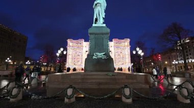 Moskova, Rusya - 07 Ocak 2018: Gece, Rusya, Noel ve yeni yıl tatilleri aydınlatma Moskova şehir merkezinde (Puşkin Meydanı)  