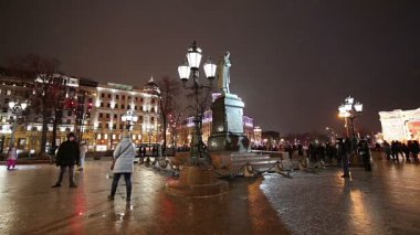 Moskova, Rusya - 07 Ocak 2018: Gece, Rusya, Noel ve yeni yıl tatilleri aydınlatma Moskova şehir merkezinde (Puşkin Meydanı)  