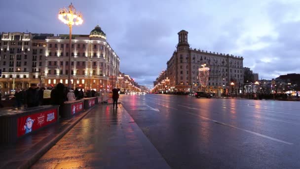 莫斯科 2018年1月07日 圣诞节和新年假日在莫斯科市中心 尔街道在克里姆林宫附近 的汽车照明和交通在晚上 — 图库视频影像