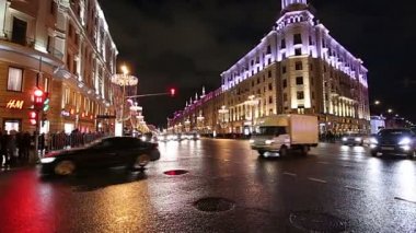 Moskova, Rusya - 07 Ocak 2018: Noel ve yeni yıl tatilleri aydınlatma ve trafik otomobil Moskova şehir merkezinde (Kremlin Tverskaya Street) gece, Rusya Federasyonu 