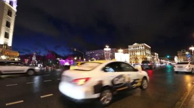 Moskova, Rusya - 07 Ocak 2018: Noel ve yeni yıl tatilleri aydınlatma ve trafik otomobil Moskova şehir merkezinde (Kremlin Tverskaya Street) gece, Rusya Federasyonu 