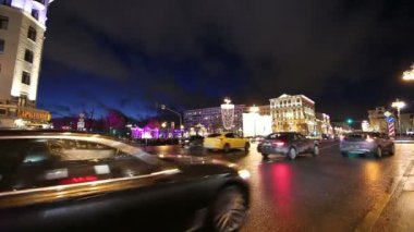 Moskova, Rusya - 07 Ocak 2018: Noel ve yeni yıl tatilleri aydınlatma ve trafik otomobil Moskova şehir merkezinde (Kremlin Tverskaya Street) gece, Rusya Federasyonu 