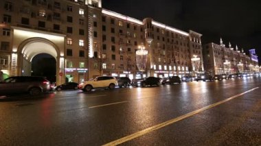 Moskova, Rusya - 07 Ocak 2018: Noel ve yeni yıl tatilleri aydınlatma ve trafik otomobil Moskova şehir merkezinde (Kremlin Tverskaya Street) gece, Rusya Federasyonu 