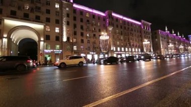 Moskova, Rusya - 07 Ocak 2018: Noel ve yeni yıl tatilleri aydınlatma ve trafik otomobil Moskova şehir merkezinde (Kremlin Tverskaya Street) gece, Rusya Federasyonu 