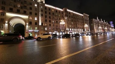 Moskova, Rusya - 07 Ocak 2018: Noel ve yeni yıl tatilleri aydınlatma ve trafik otomobil Moskova şehir merkezinde (Kremlin Tverskaya Street) gece, Rusya Federasyonu 