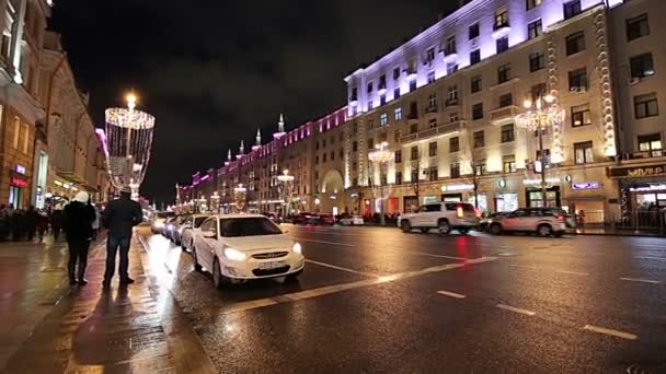 モスクワ ロシア連邦 2018 クリスマスと新年の祝日イルミネーションと夜 ロシア モスクワ市内中心部 トヴェルスカヤ通りクレムリンの近く で車の交通 — ストック動画